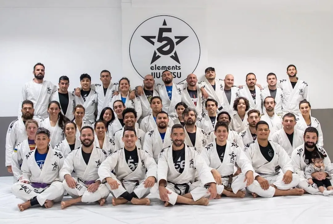 Fotografia de grupo dos alunos de kimono branco na academia