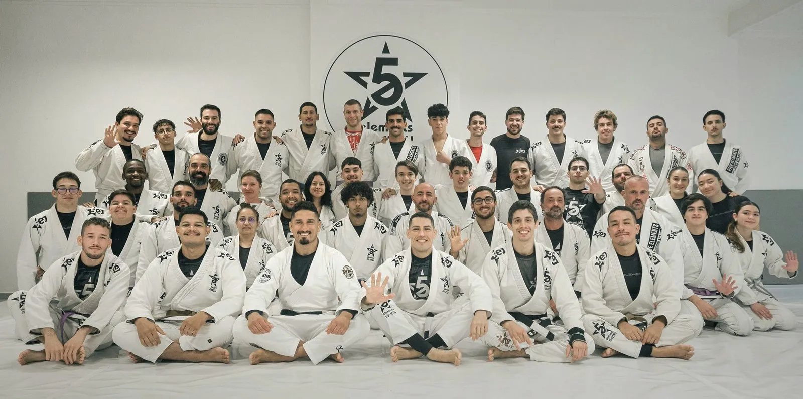 Alunos e treinadores da Five Elements Faro reunidos no tatame